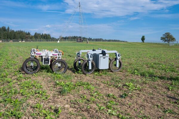 Vom Jät-Roboter existieren bislang ausschliesslich Prototypen. Links im Bild die erste Version mit einem Gewicht von 60 Kilogramm und rechts die zweite mit einem Gewicht von 80 Kilogramm. Die Schutzabdeckung verhindert Streulicht des Lasers, zum Beispiel