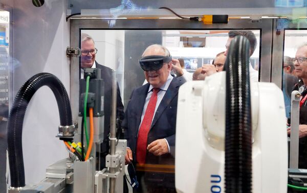 Bundesrat Schneider-Ammann auf der Sindex mit VR-Brille