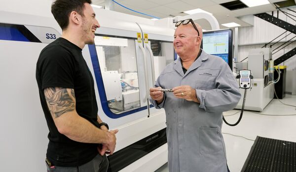 Cameron Adams und Studer Service Engineer Julian Connors bei der Inbetriebnahme der S33