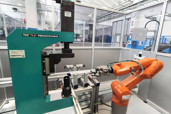 Tox Pressotechnik lieferte Systemintegrator Novotic Pressstationen für eine Montageanlage
