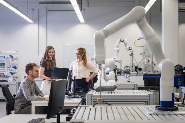 Die Forschenden Alessandro Melone, Kübra Karacan und Robin Kirschner (v.l.n.r)