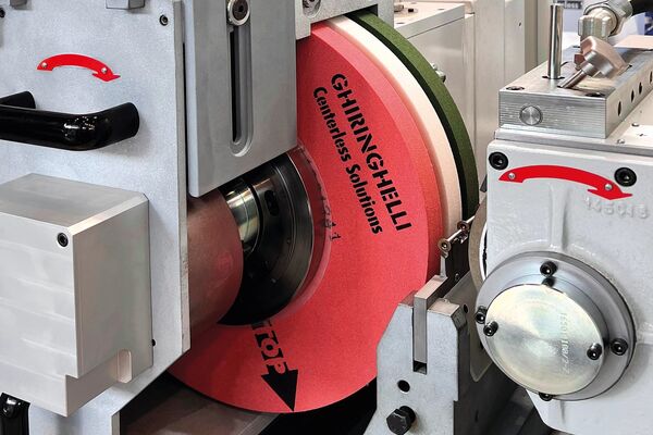 Die spitzenlose M100 Rundschleifmaschine schleift mit höchster Genauigkeit Bauteile mit Durchmessern zwischen 0,50 und 20 mm und Längen bis zu 135 mm.