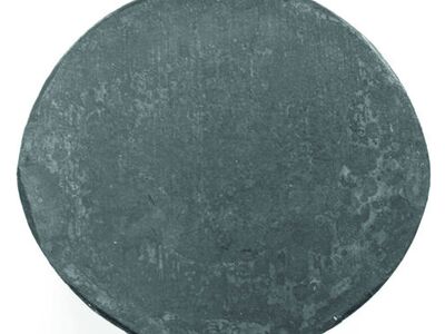 Bilder zweier Scherlinge, einmal mit Ausbruch, produziert mit mechanischem Anschlag (Schieber nach links) und einmal ohne Ausbruch, produziert mit servohydraulischem Anschlag. (Bilder: Hatebur)