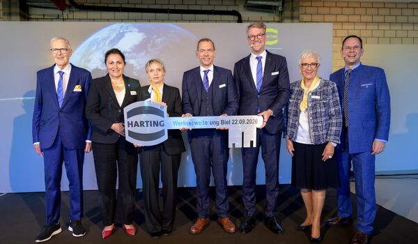 Meilenstein in Biel: Mit der Schlüsselübergabe markiert Harting den Abschluss der Werkserweiterung am Schweizer Standort.