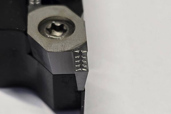 Mehrere dreifingerartige Spanbrecher hintereinander: Die Spanbruchgeometrie wurde speziell für rostfreie Stähle und hochwarmfeste Legierungen optimiert. Bild: Eugen Albisser