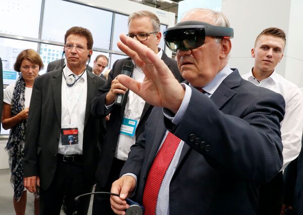 Bundesrat Schneider-Ammann mit VR-Brille