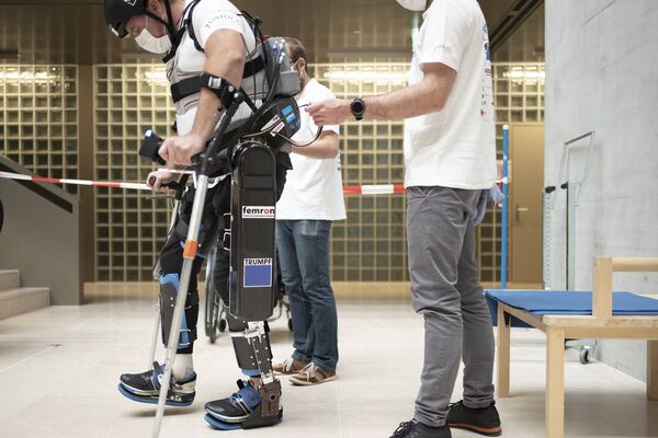 Pilot Thomas Krieg und Exoskelett VariLeg enhanced