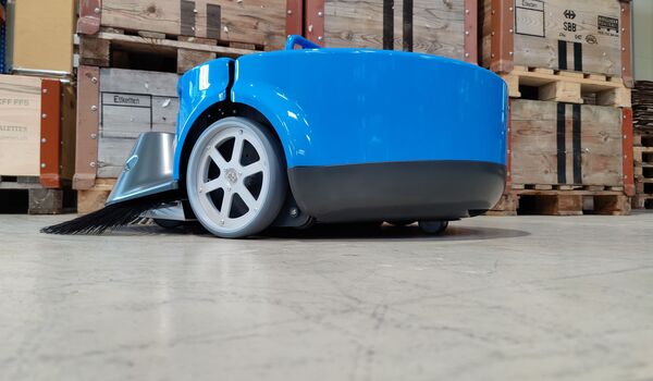 Im Kreis der Scale-ups: Kemaro mit ihrem industriellen Kehrroboter. (Bild: Kemaro)