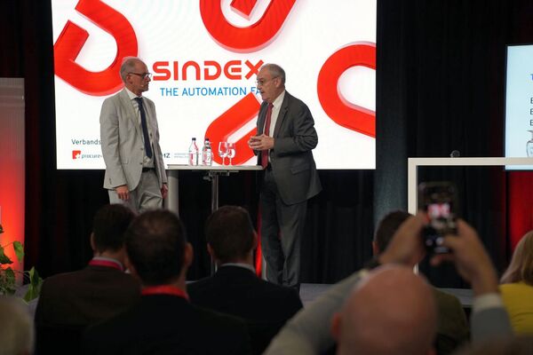 Bundesrat Guy Parmelin im Gespräch mit swissT.net-Präsident René Brugger