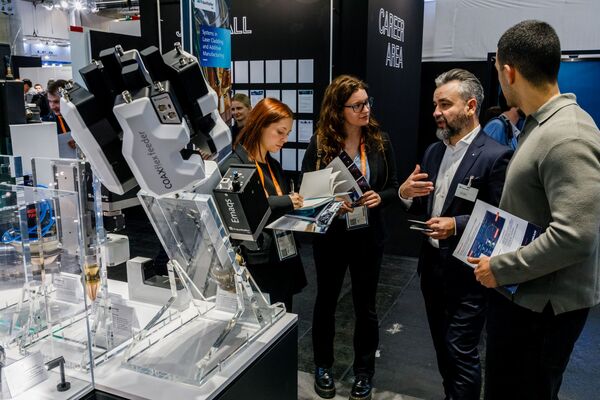 Formnext Besucher und Aussteller im Gespräch