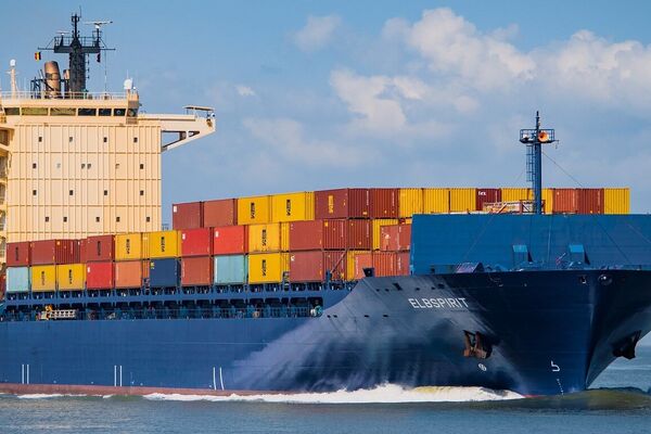 Lieferengpässe: Weniger Containerschiffe mit Ladungen