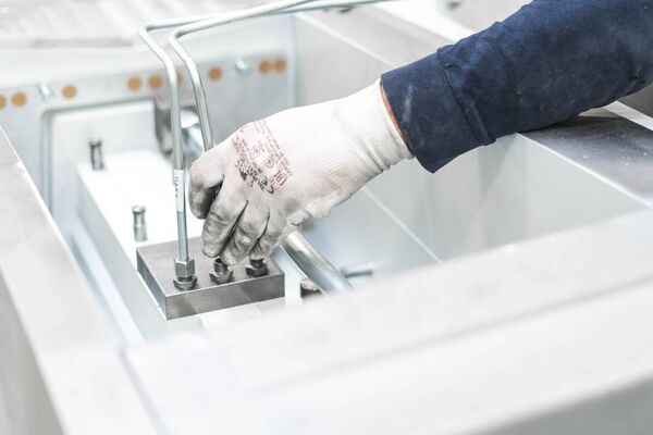 Das Kaltgiessverfahren erlaubt z.B. die Integration von Rohren und Leitungen