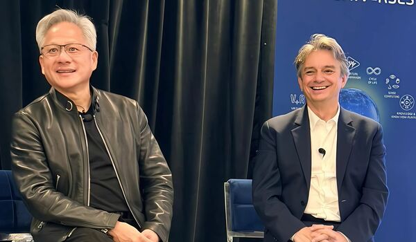 Jensen Huang (CEO Nvidia, links) und Pascal Daloz (CEO Dassault Systèmes) im Gespräch auf der 3DExperience World 2026 in Houston. Bilder: Dassault Systèmes