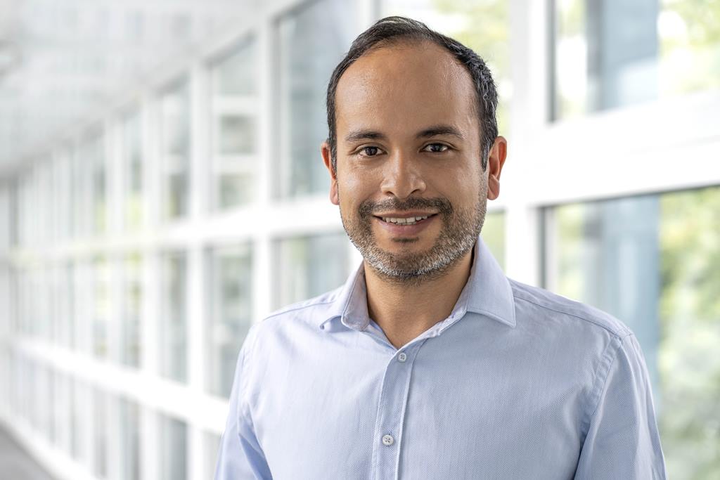 Automatisierte Schleifbearbeitung: Mit Hilfe einer selbst entwickelten Software identifiziert und bewertet Arturo Bastidas-Cruz vom Fraunhofer IPK das Automatisierungspotenzial von Fertigungsprozessen.