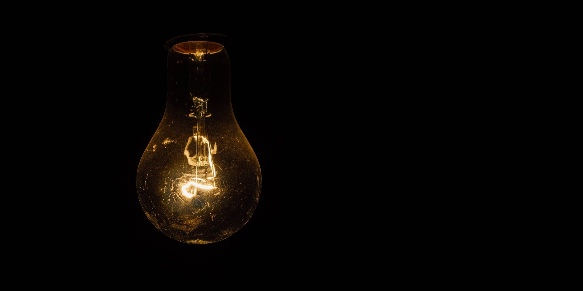 Glühbirne mit schwarzem Hintergrund