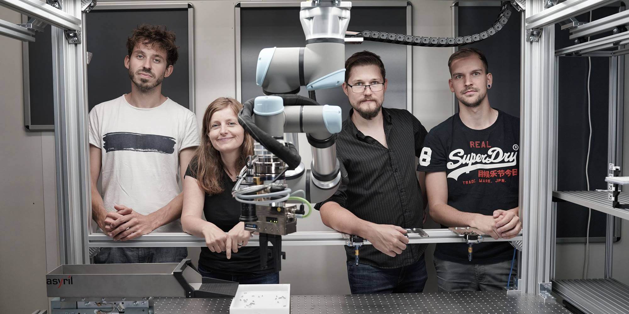 Prof. Dr. Sarah Dégallier Rochat von der Berner Fachhochschule mit den Start-up-Gründern und Mitarbeitern (v.l.) Charly Blanc, Christian Wyss und Lucas Renfer im Labor an der BFH in Biel. Bild: Eugen Albisser
