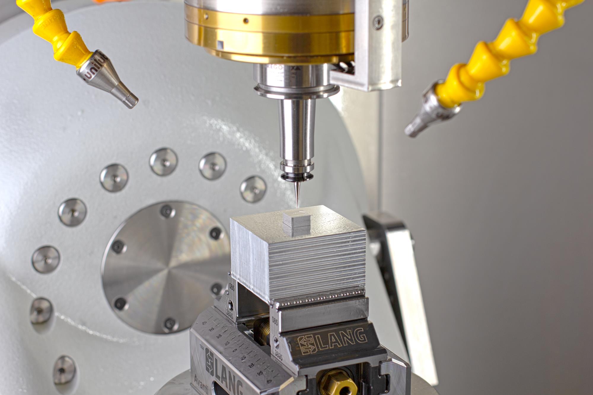 Beim Einsatz von Fräsern mit wenigen Zehntel Millimeter im Durchmesser herrschen völlig andere Zerspanungsbedingungen als bei herkömmlichen Dimensionen.