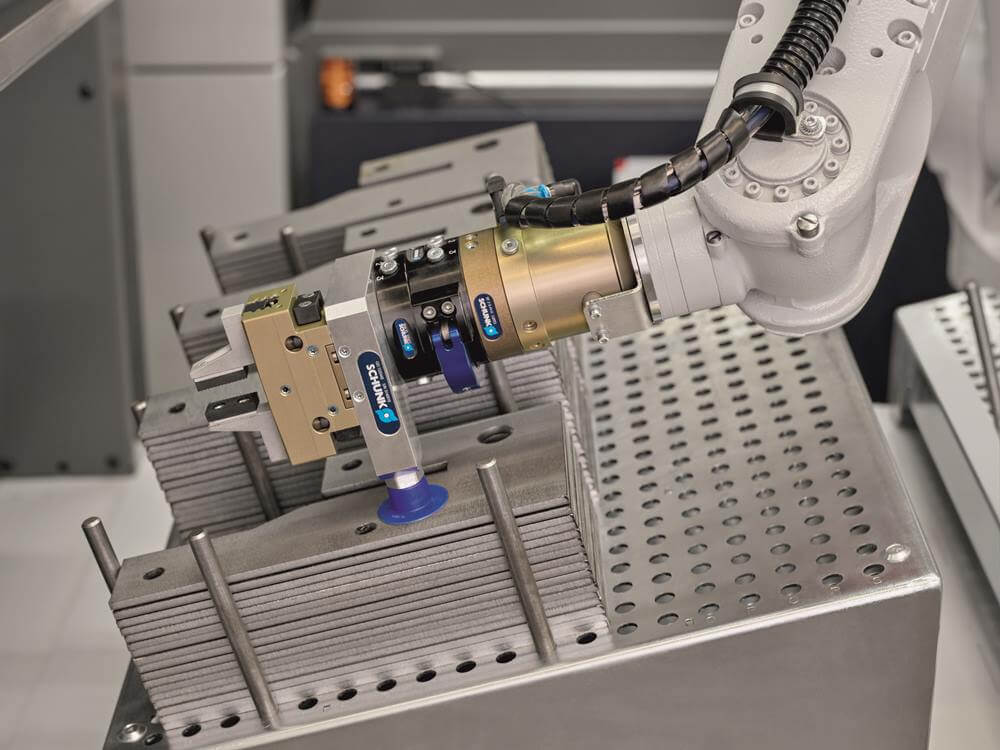 Blechbearbeitung mit Roboter