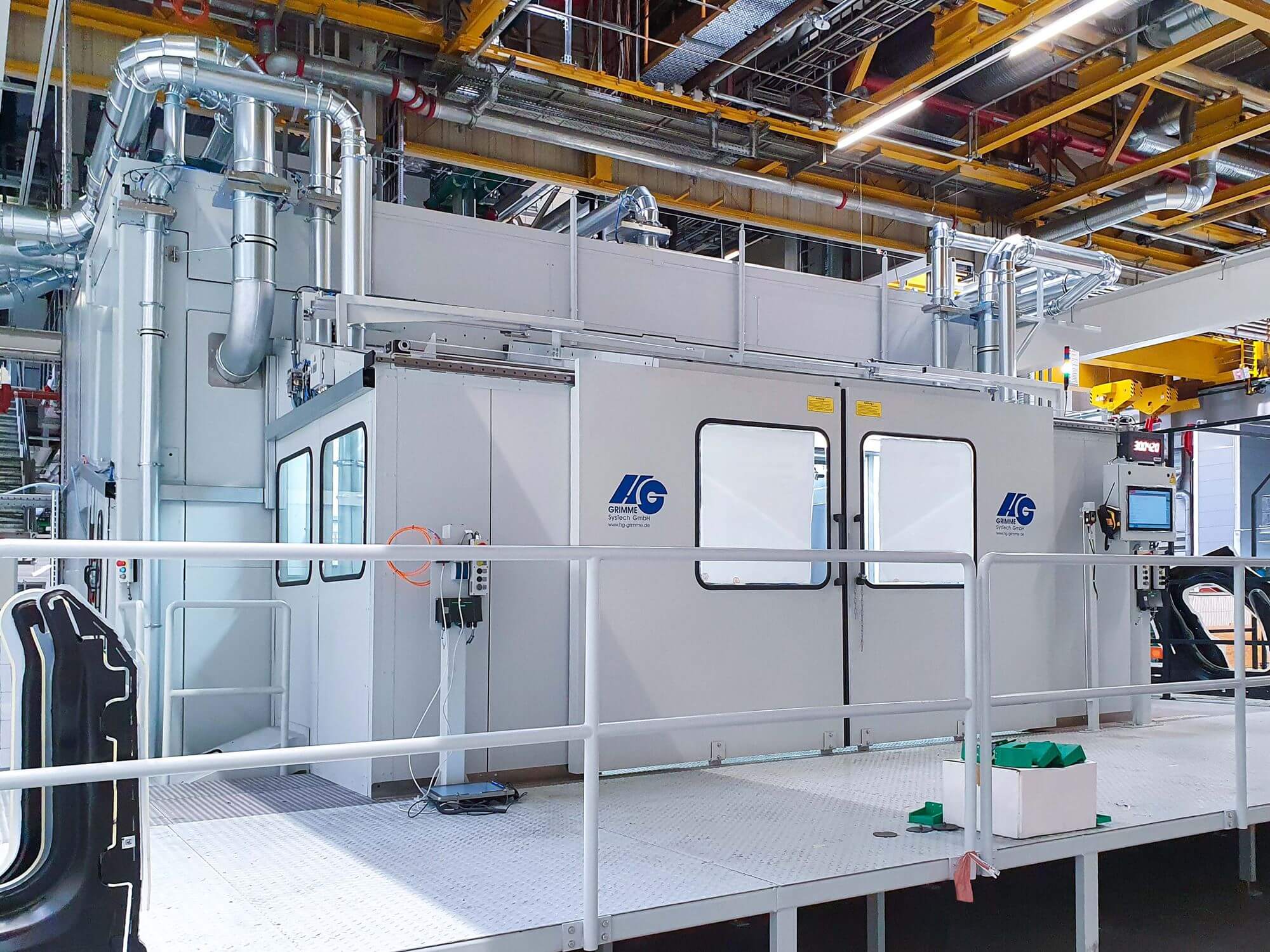 CNC-Fräsanlagen von HG Grimme SysTech für CFK-Bearbeitung