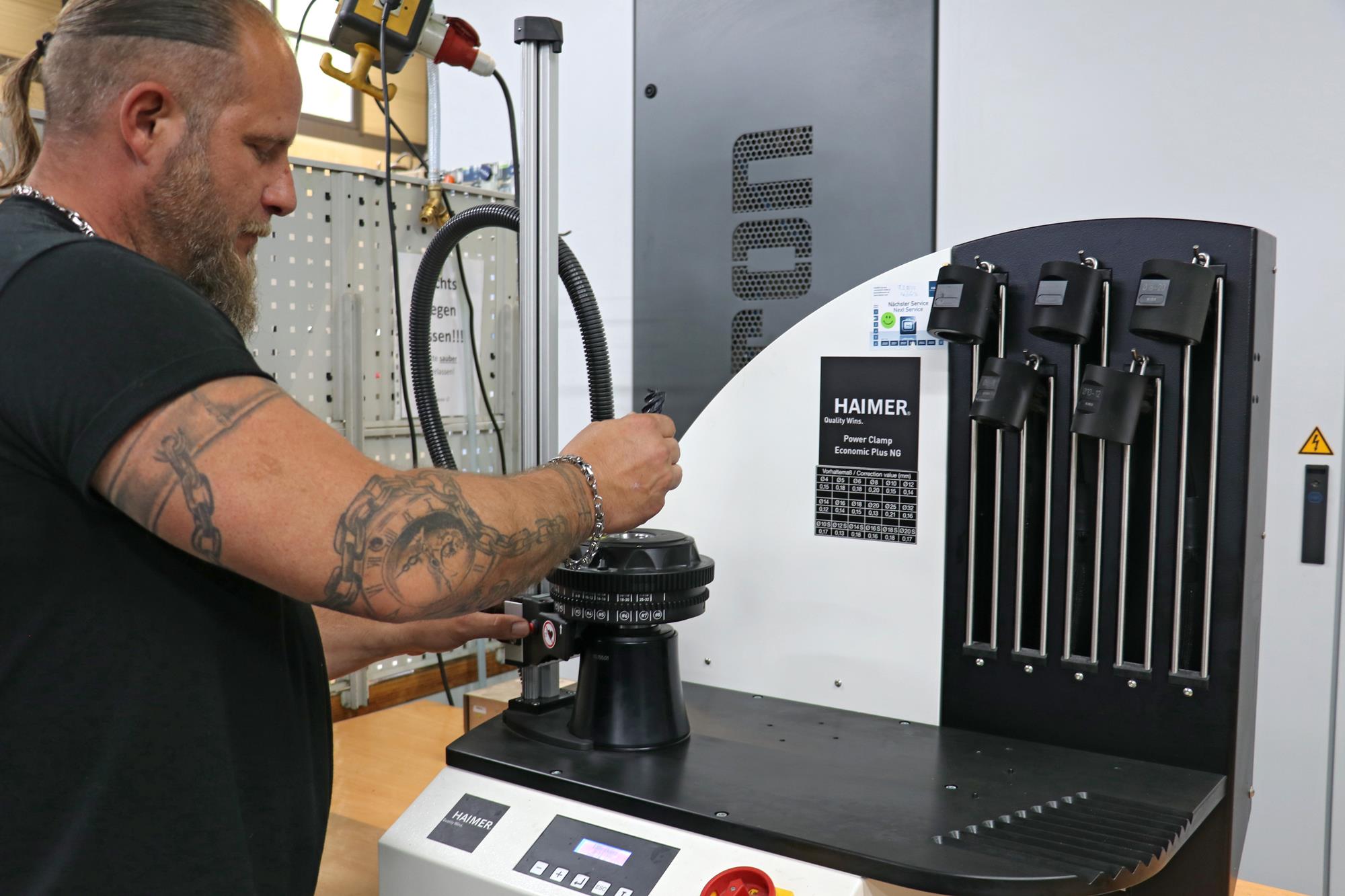 Mit dem Hochleistungsschrumpfgerät Haimer Power Clamp Economic Plus NG lassen sich HM- und HSS-Werkzeuge schnell und einfach ein- bzw. ausschrumpfen.