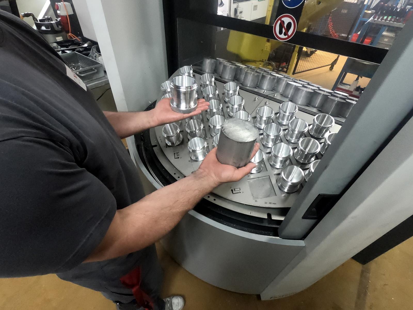 Bediener auf der Rückseite am Bestücken