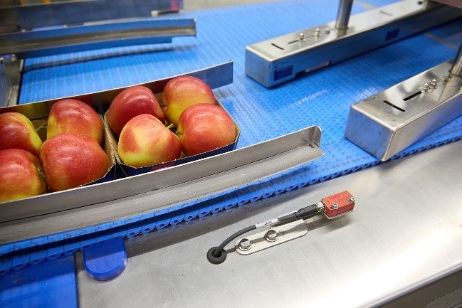 In der Verpackung ist ebenfalls Sensortechnik von Leuze installiert.