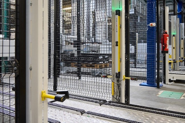 Hier sichern Leuze Mehrstrahl-Sicherheits-Lichtschranken des Typs MLD 500 die Übergabestation