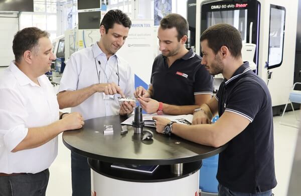 Projektmanagement: Die Experten des Technology Center beim Besprechen eines Crazy Projects.