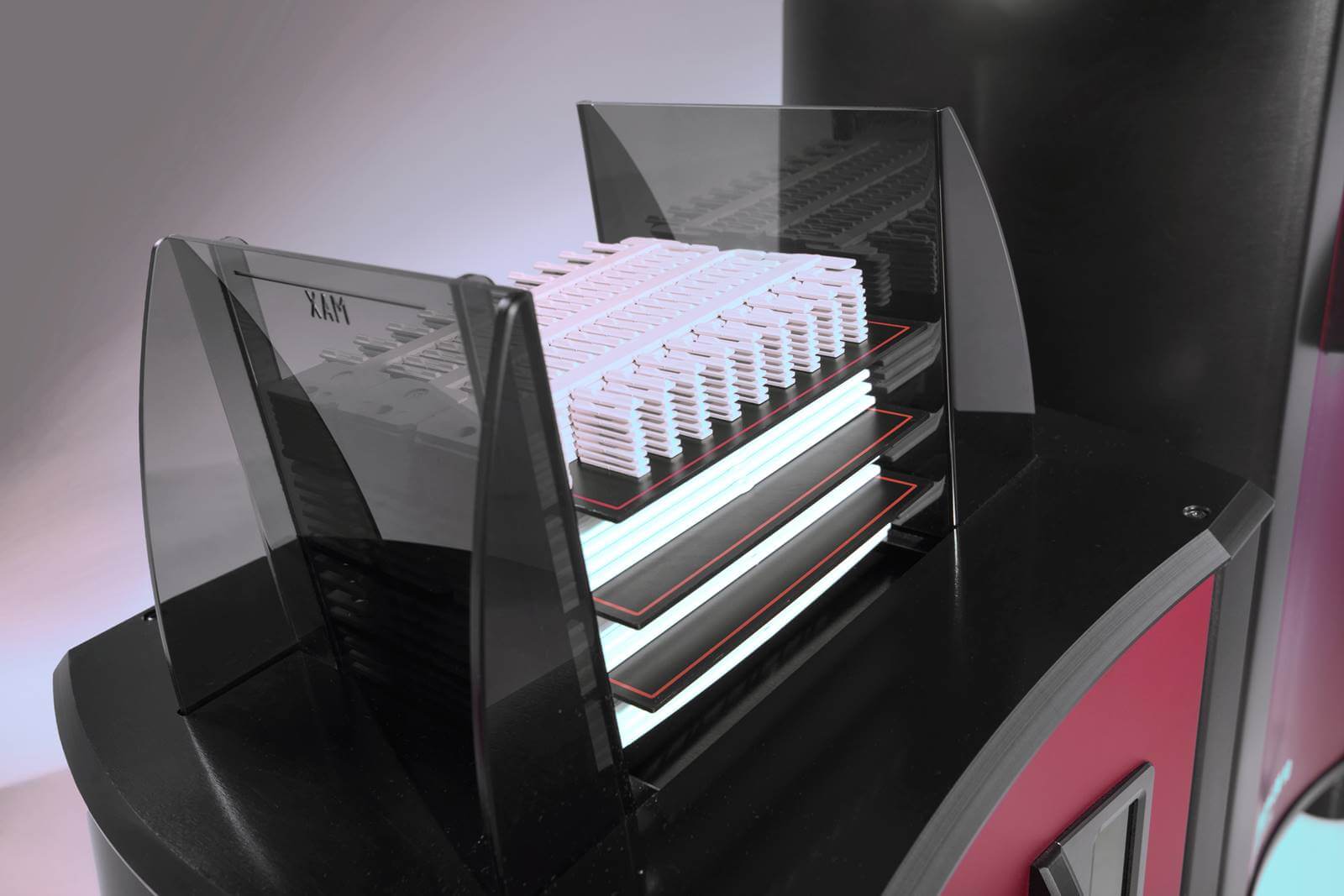 Die Geräte verfügen einen Magazinhalter für die automatische Stapelverarbeitung.