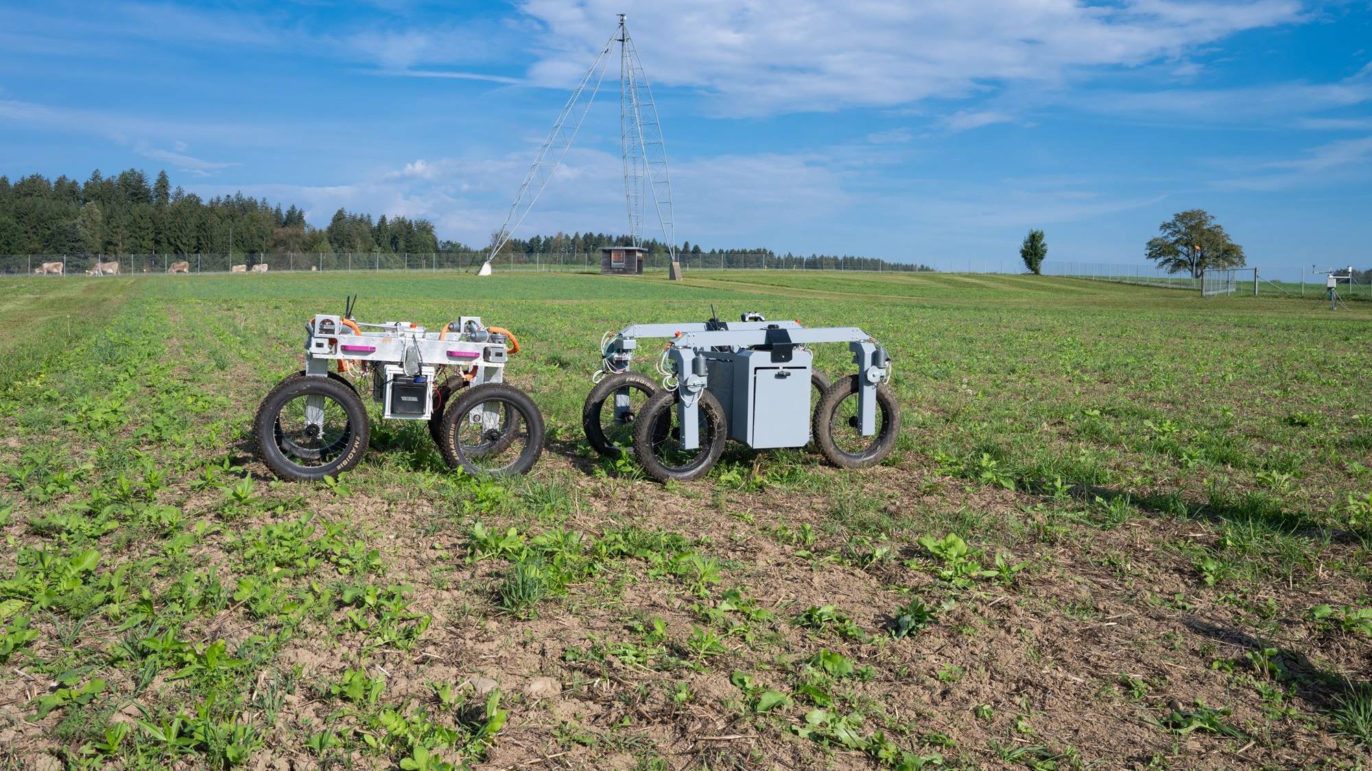 Vom Jät-Roboter existieren bislang ausschliesslich Prototypen. Links im Bild die erste Version mit einem Gewicht von 60 Kilogramm und rechts die zweite mit einem Gewicht von 80 Kilogramm. Die Schutzabdeckung verhindert Streulicht des Lasers, zum Beispiel