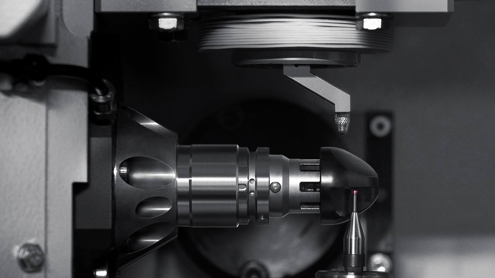 Innenansicht der Evo Penta, das hochpräzises 5-Achsen-Schleifzentrum zur Bearbeitung von Wendeschneidplatten mit komplexen Geometrien