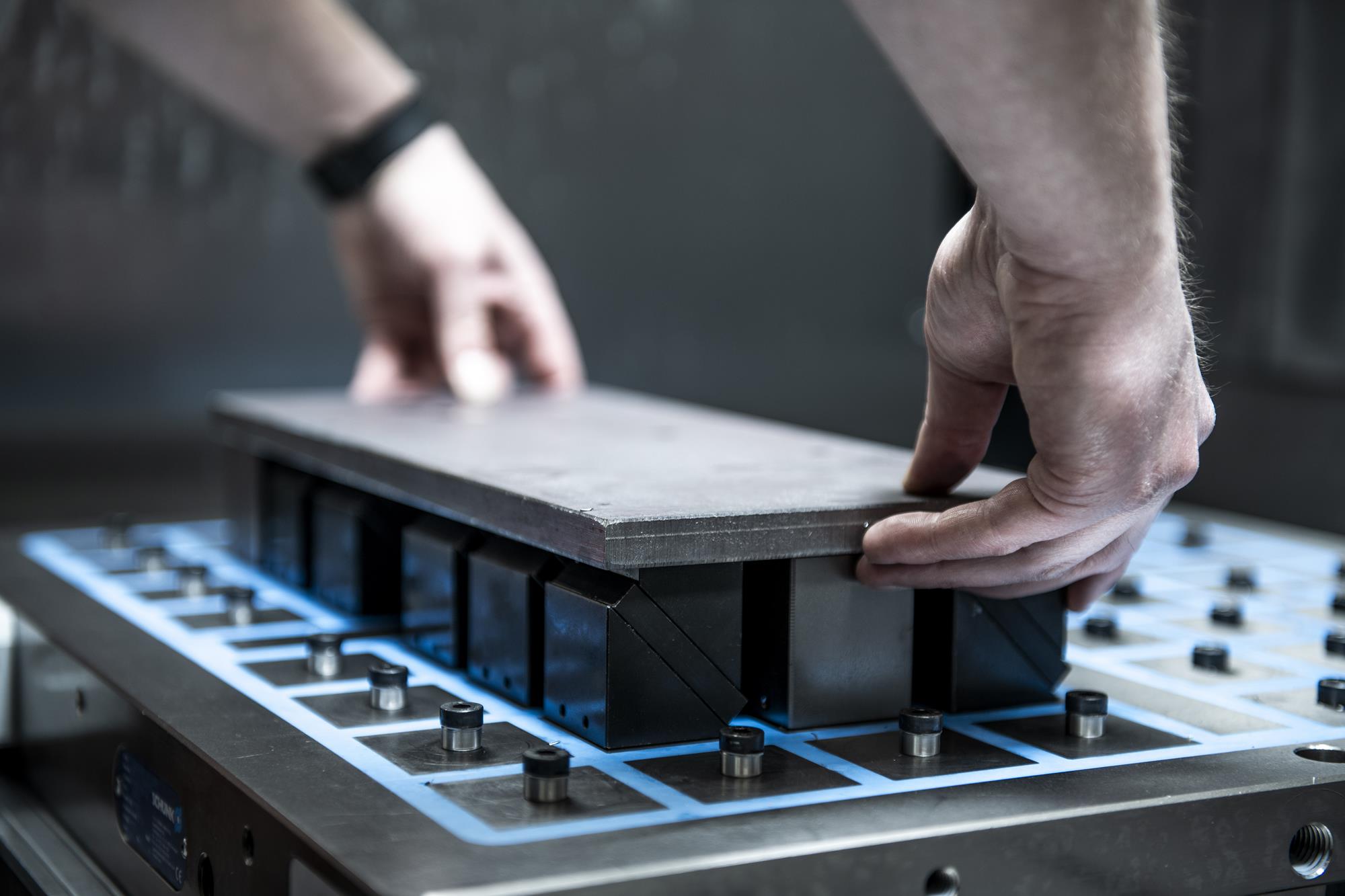 Die Polverlängerungen sorgen dafür, dass die Magnetspannplatte beispielsweise beim Bohren von Durchgangslöchern nicht beschädigt wird.