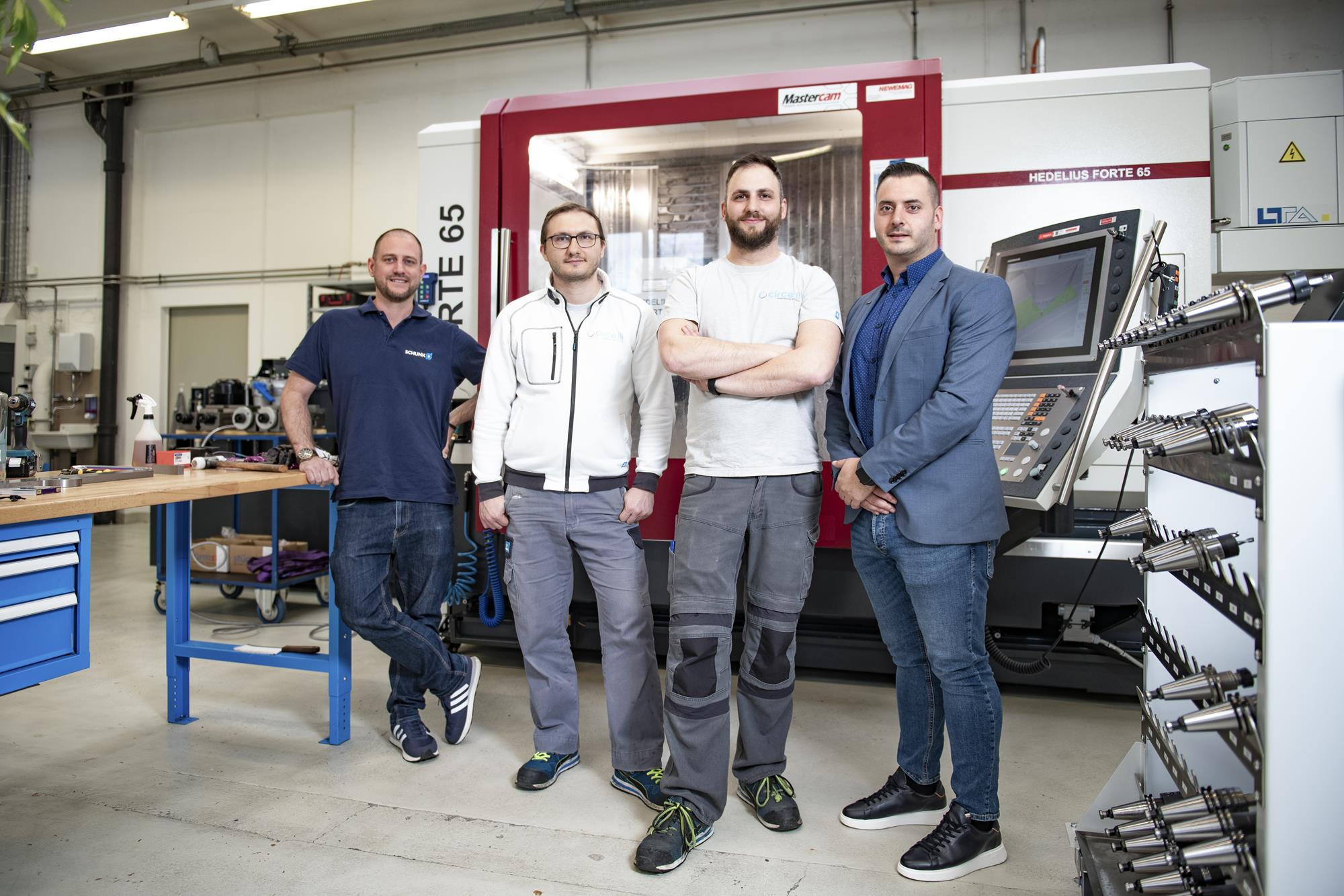 Demonstrieren beim Vorort-Termin die Wirkung der Magnetspanntechnologie. Von links Dennis Ameseder, Paolo Circelli, Marco Circelli und Antonio Infante.