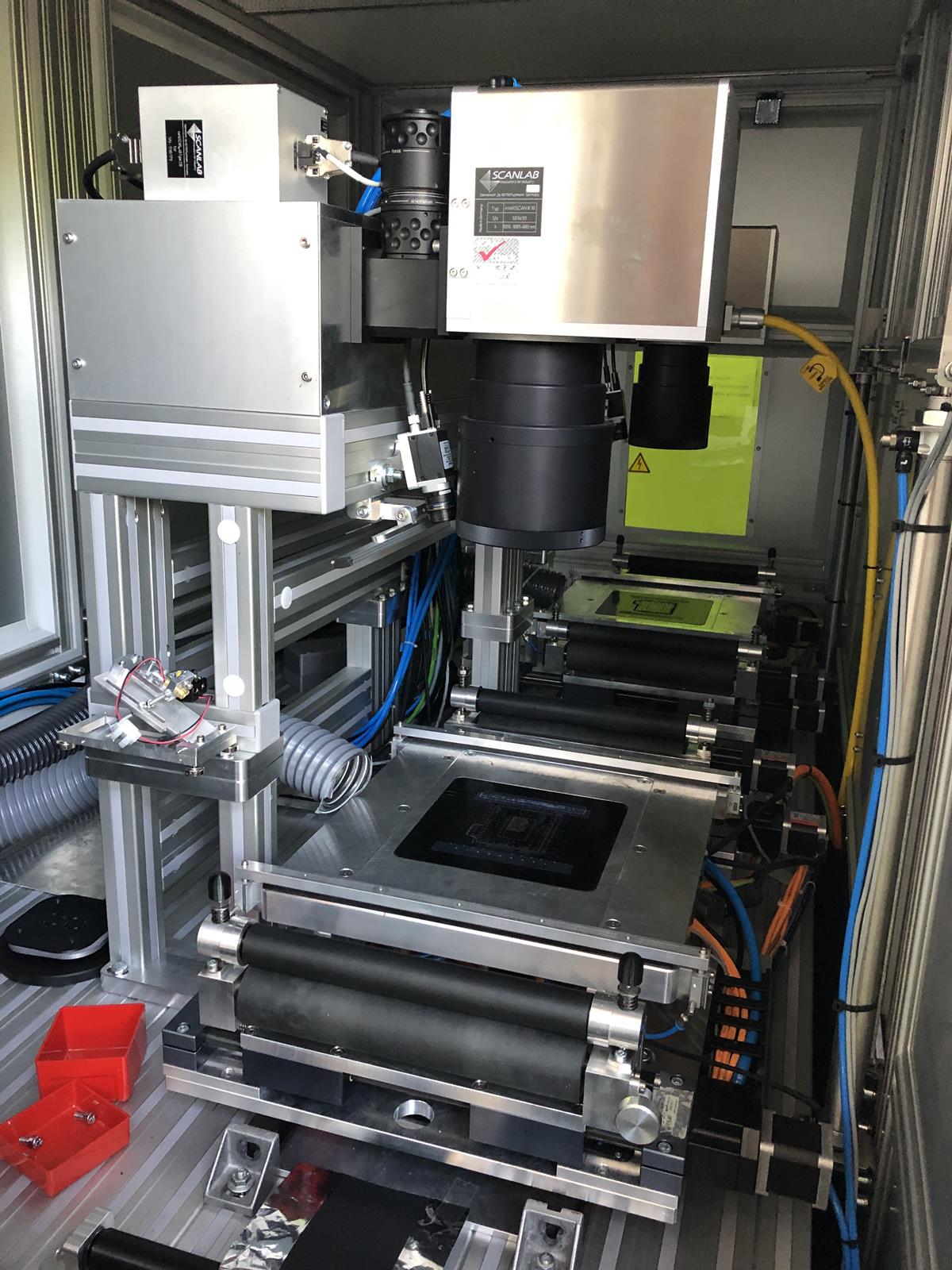 Blick in die Fertigungszelle zum Bau von Autobatterien der vierten Generation. Im Vergleich zur Industrie ist die Anlage nicht auf Geschwindigkeit, sondern auf Flexibilität ausgelegt.