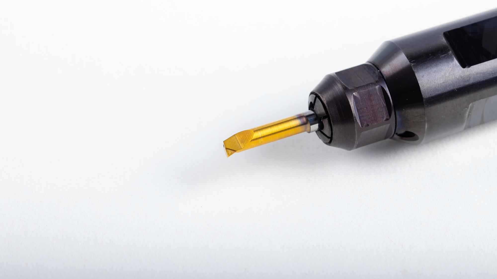 Durch Lasern lassen sich beliebige Spangeometrien mit definierten Spanwinkeln über die gesamte Schneide fertigen. Im Bild ein AX-Werkzeug für das Ausdrehen.