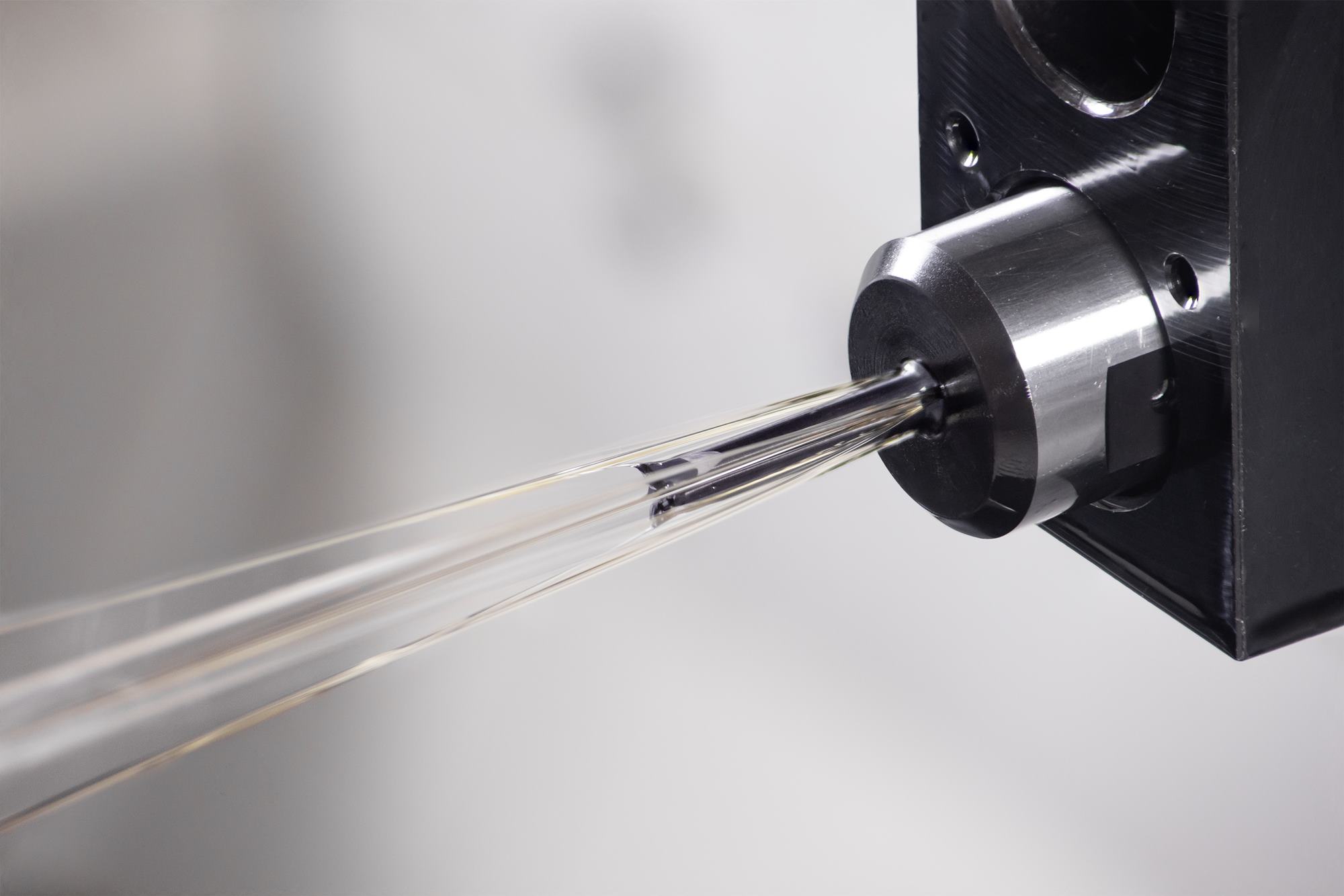 Für die hochpräzise und effiziente Innenbearbeitung von Kleinbauteilen auf Langdrehern gibt es jetzt den dreischneidigen PICCO3CUT mit Durchmessern zwischen drei und sieben Millimetern.