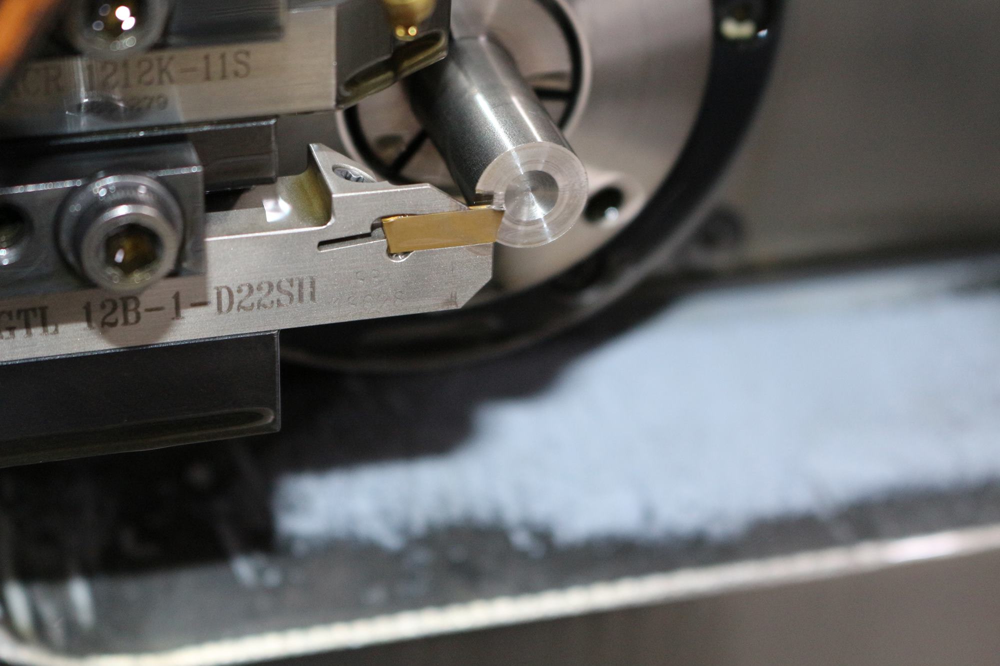 Dank Schneiden mit Schnittbreiten zwischen 0,8 und 1,2 Millimetern reduziert der DOGRIP den Rohstoffverbrauch beim Stechen deutlich.