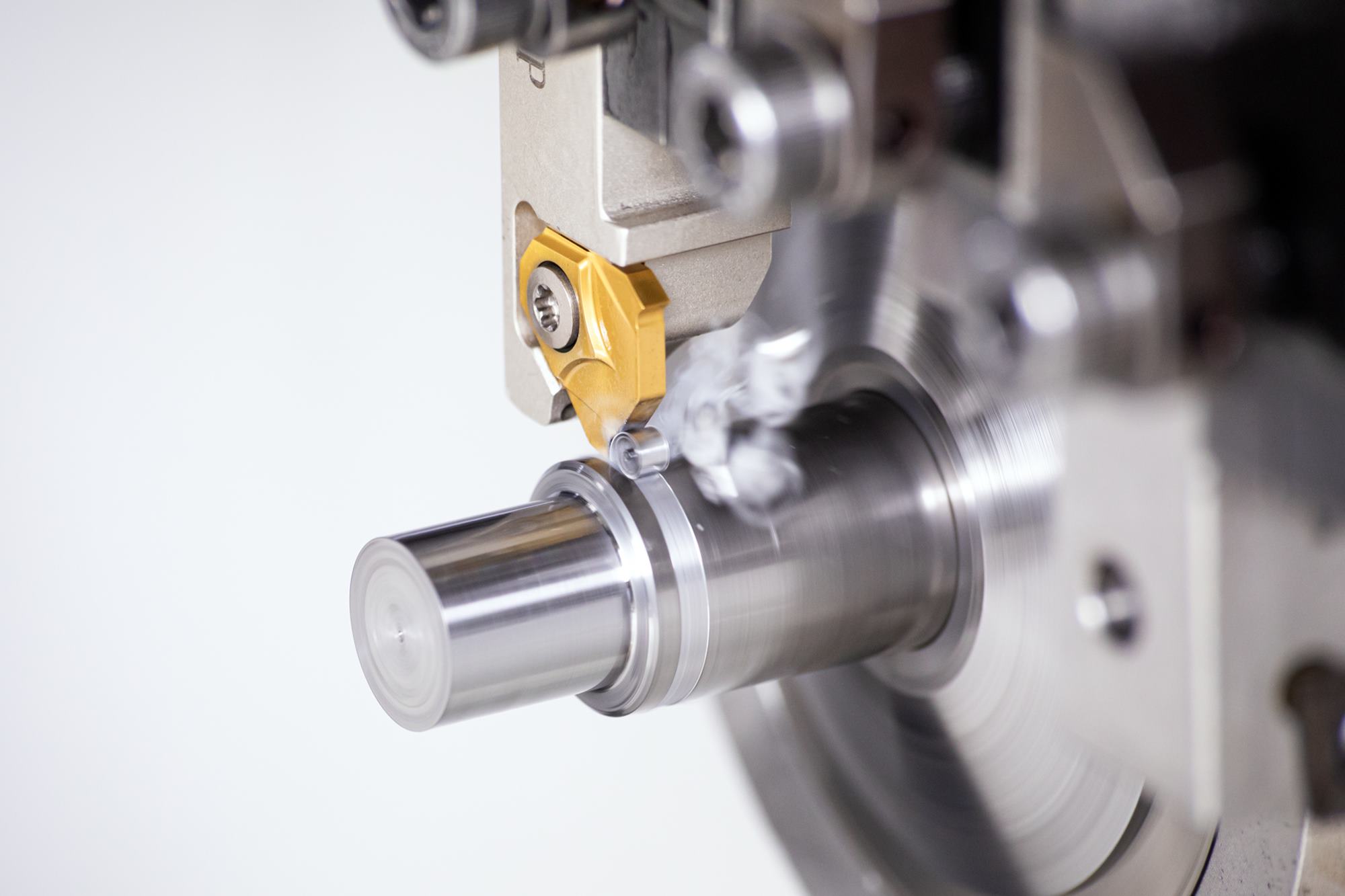 Der präzisionsgeschliffene PENTA 17-Schneideinsatz ermöglicht eine sehr hohe Wechselgenauigkeit und zeitaufwendige Masskorrekturen entfallen damit. Der Anwender erreicht hohe Oberflächengüten und Masshaltigkeiten am Bauteil.