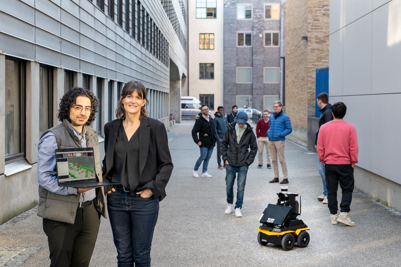 Autonomer Roboter Jack navigiert sicher durch eine Menschenmenge