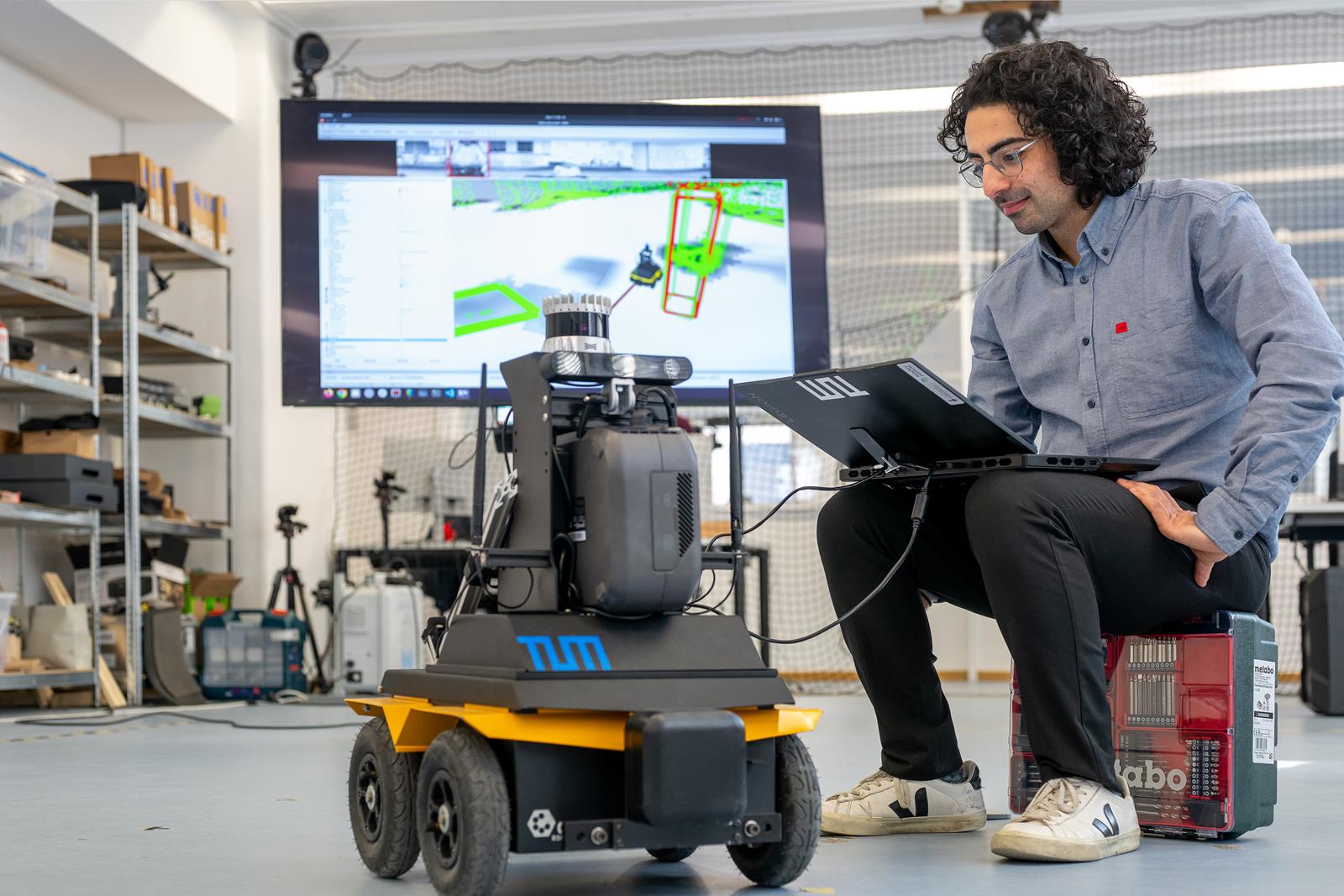 Forschende der TUM testen den Roboter im Labor unter realen Bedingungen.