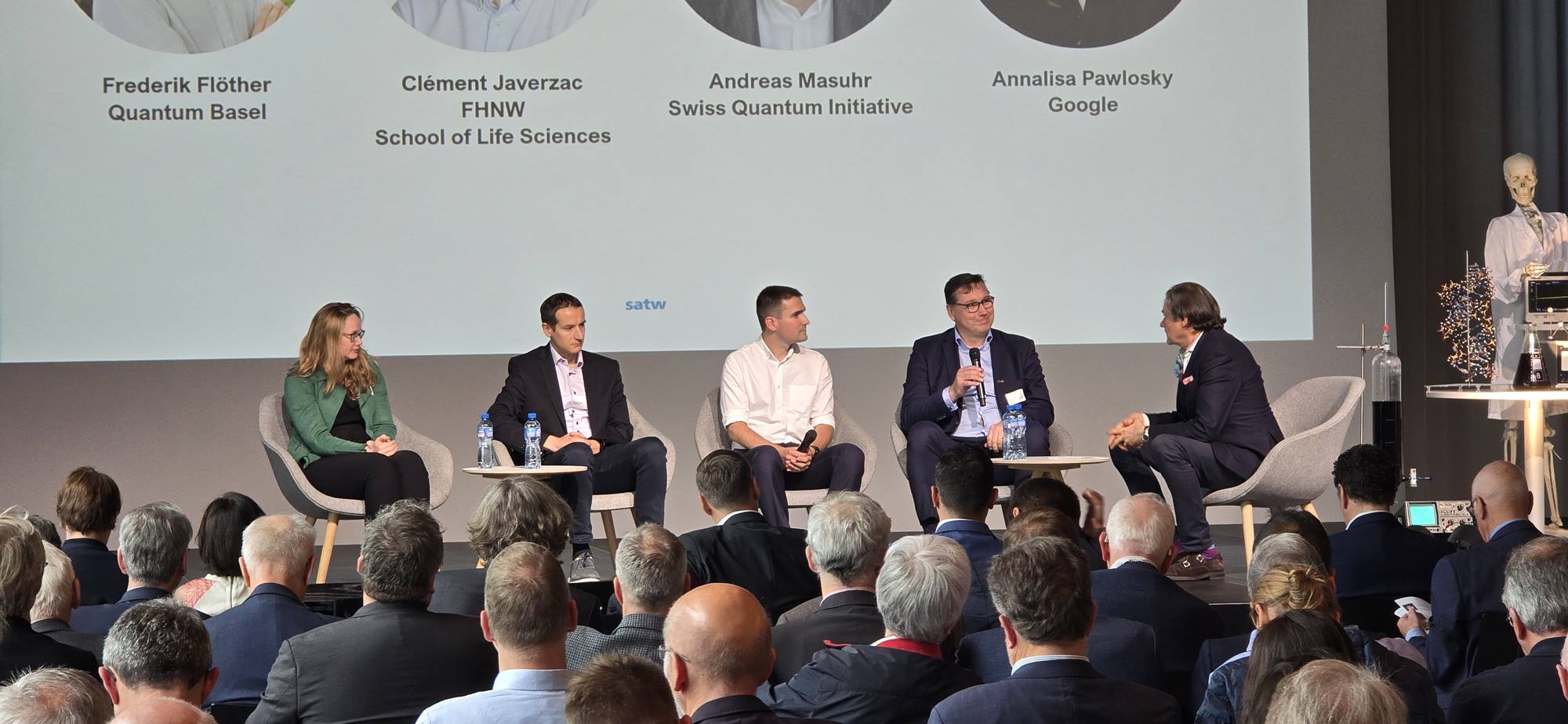 Von links nach rechts: Dr. Annalisa Pawlosky (Google), Frederik Flöther (quantumBasel), Clément Javerzac (FHNW), Andreas Masuhr (Swiss Quantum Initiative), Prof. Benoît Dubuis (Moderator)