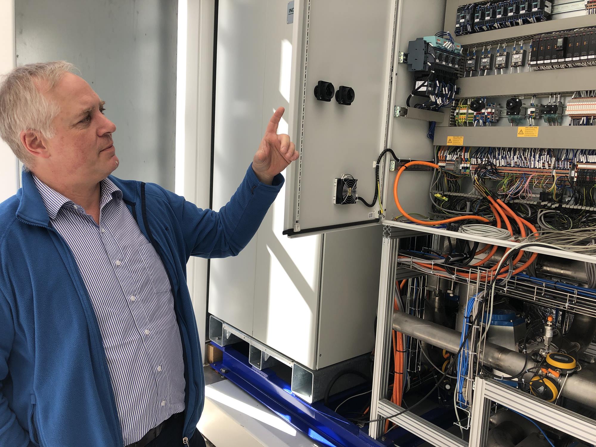 Bernd Maus von GRZ gewährt einen Blick in den Schaltschrank.