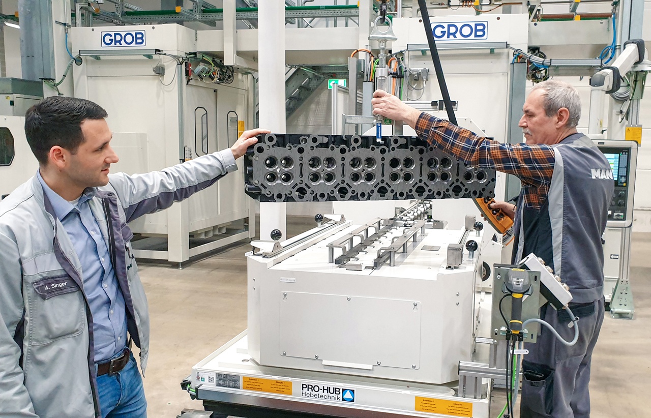 Der Zylinderkopf mit seinen sechs Zylindern und 24 Ventilen ist der Kopf des Motors.