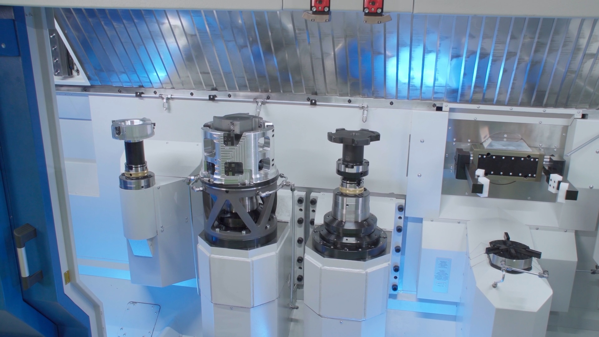 Das Werkstück wird in der Pick-Up-Drehmaschine an die verschiedenen Bearbeitungsstationen gebracht