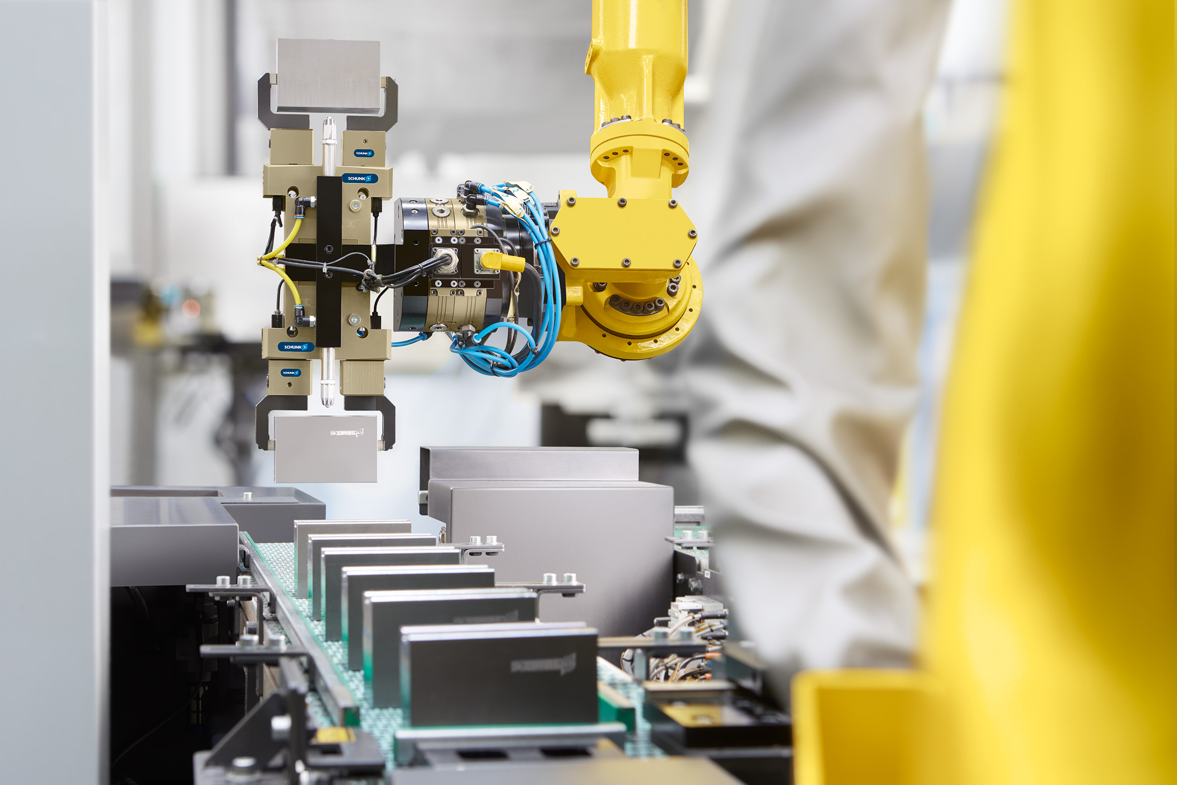 Kombiniert mit dem PGN-plus-P-Doppelgreifer bringt der Werkzeugwechsler Tempo in die Handhabung