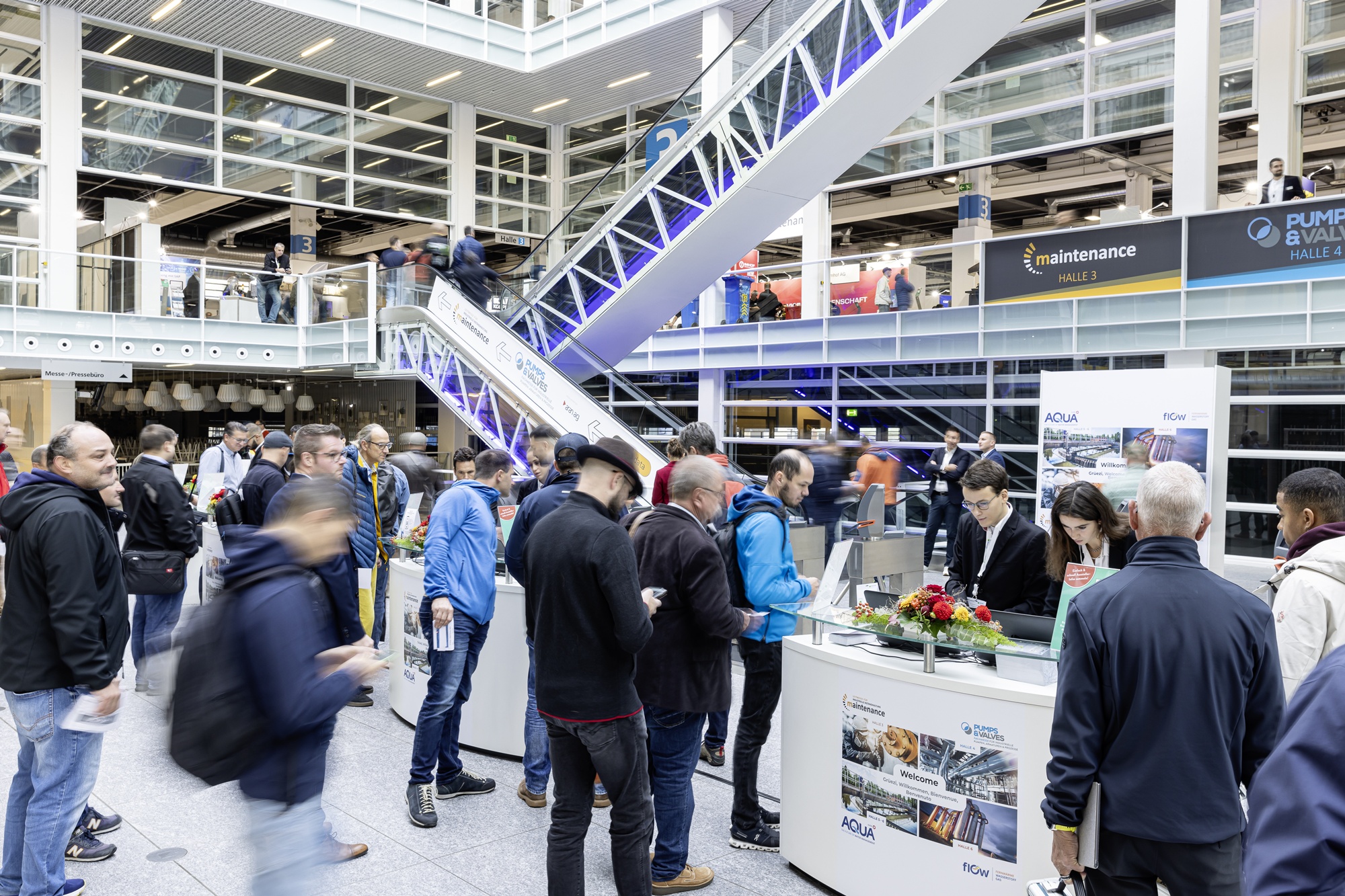 «Besucherinnen und Besucher an den Fachmessen maintenance Schweiz und PUMPS & VALVES Zürich 2025 in der Messe Zürich»