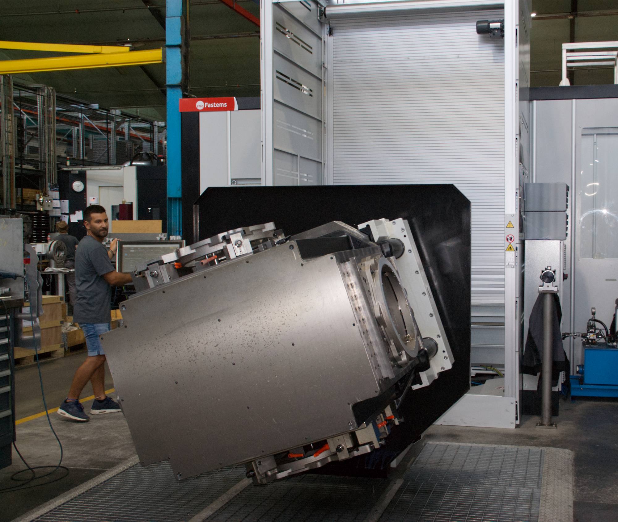 Eine Besonderheit des FPC von Fastems ist die kippbare Ladestation. Auch das MLS hat solche Stationen.