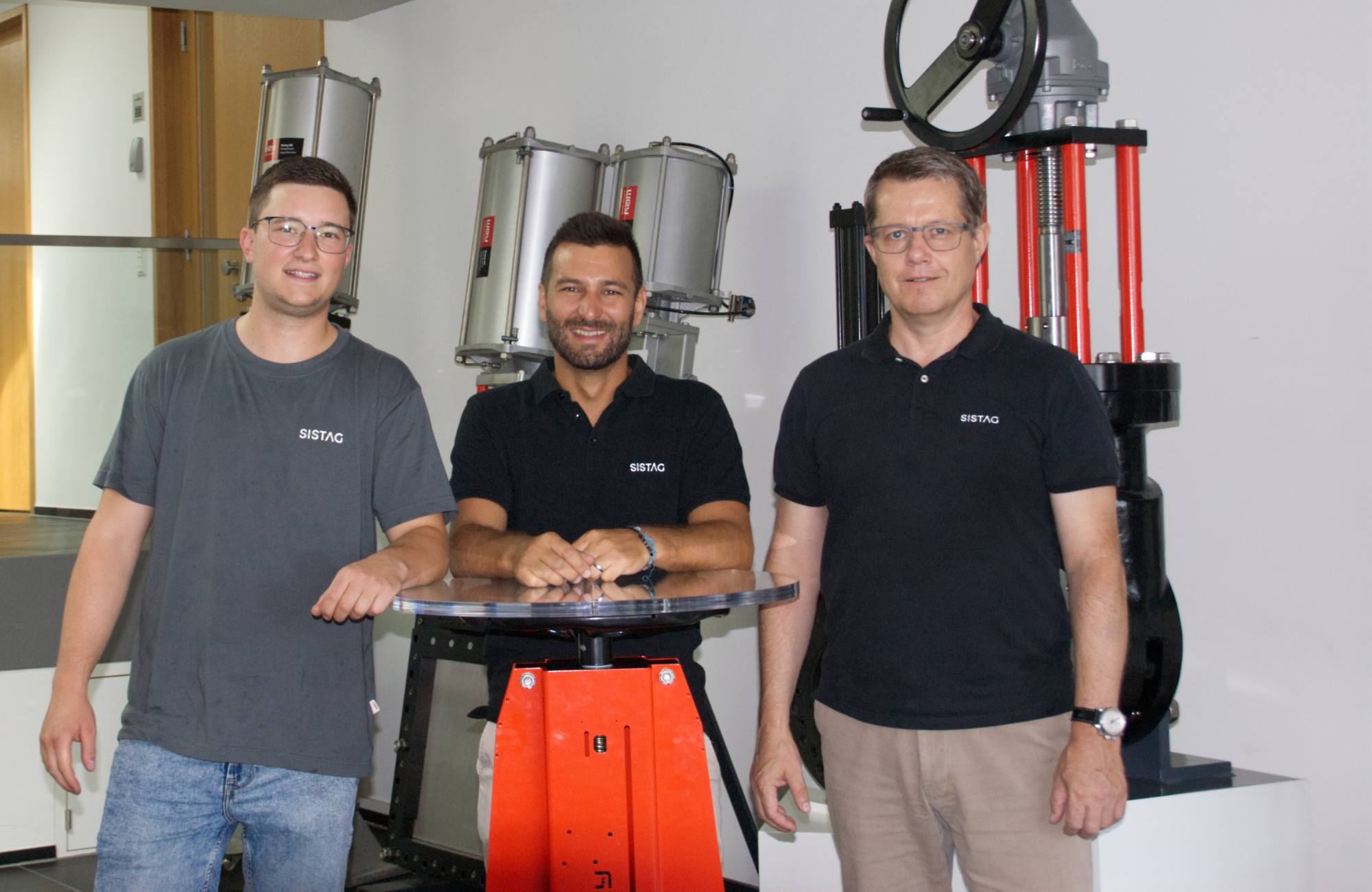 Nahmen mit einem Team von fünf Mitarbeitenden die Vernetzung zu einem Grossteil selbst in die Hand: Joel Zemp (Stellvertretender Produktionsleiter und MMS-Experte), Pascal Metry (Produktionsleiter) und Christian Zberg, Leiter Technik und Mitglied der GL
