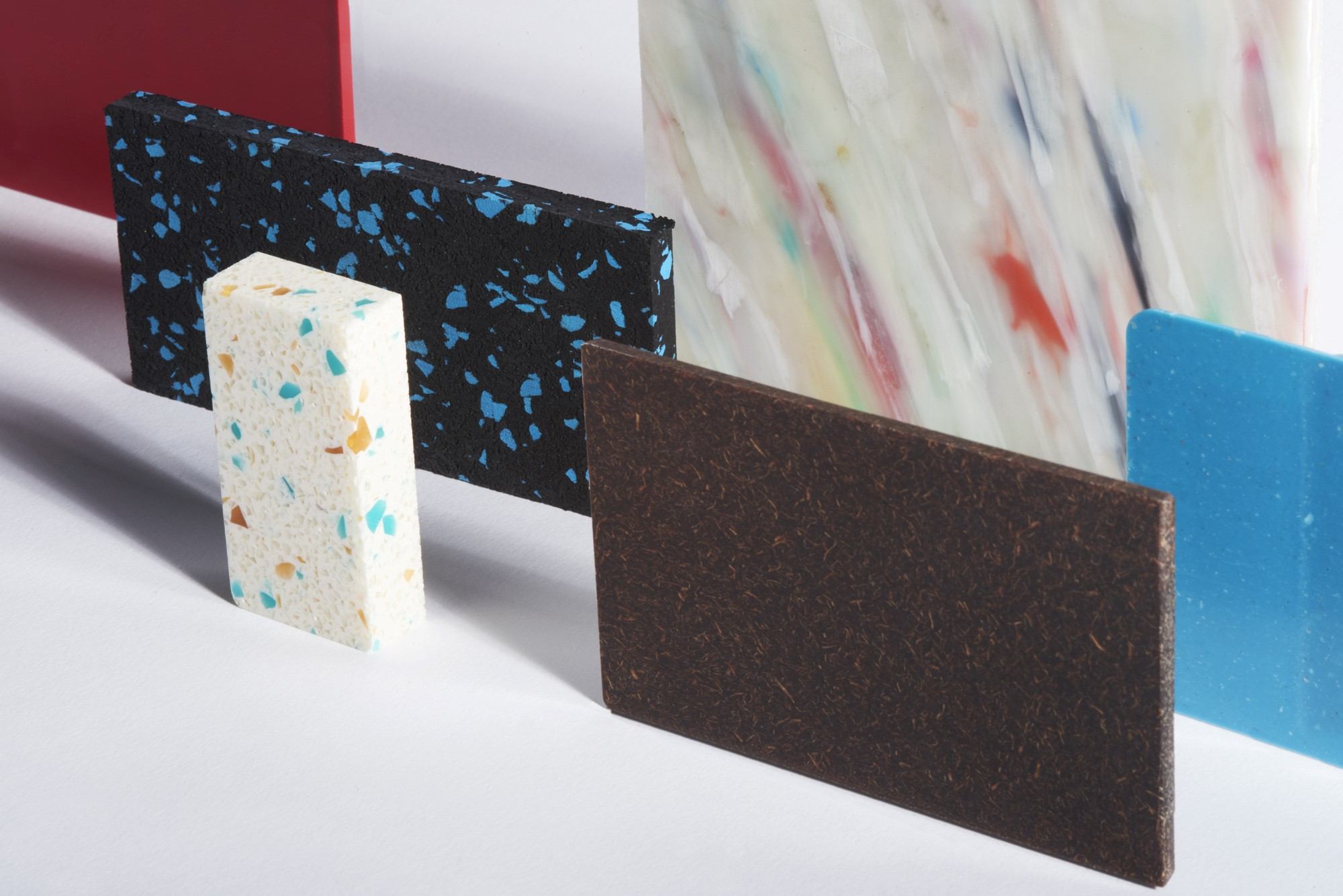 den Wert der Nachhaltigkeit durch Farbe, Materialien und Kunststoffveredelung vermitteln