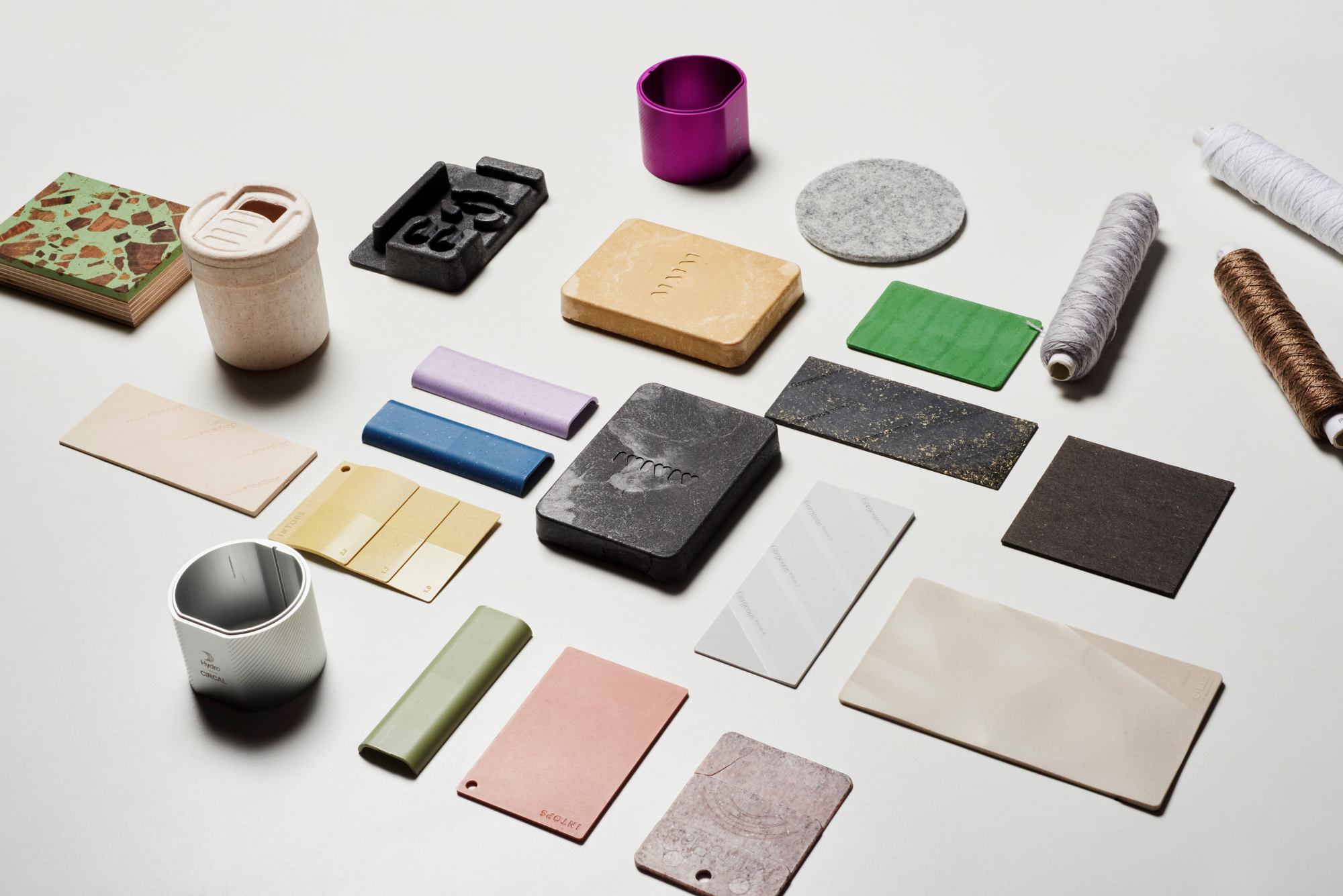 den Wert der Nachhaltigkeit durch Farbe, Materialien und Kunststoffveredelung vermitteln